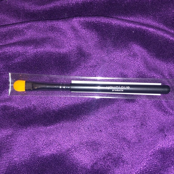 Younique cream shadow brush - Picture 3 of 3
